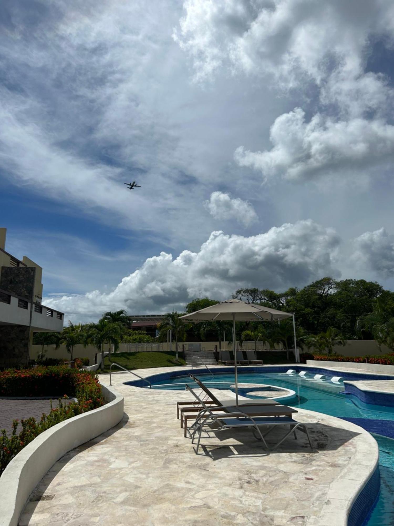 Habitacion Privada En Dixon Cove Roatan Hotel Exterior foto